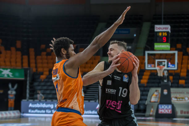 拉开雄鹿防 拉开雄鹿防